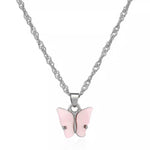 Zilvere ketting met een bedel met een roze vlinder