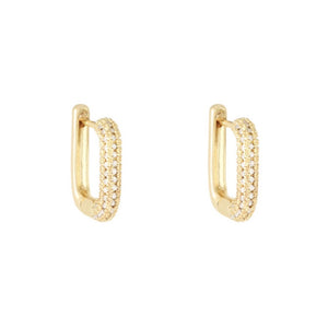 Dit zijn goudkleurige oorbellen met een rechthoekige vorm. Aan de voorzijde zitten siersteentjes, zirconia diamantjes. de oorbellen zijn gemaakt van gold plated en verkleuren niet, dus stainless steel. Op deze foto zie je de goede oorbellen met een witte achtergrond.