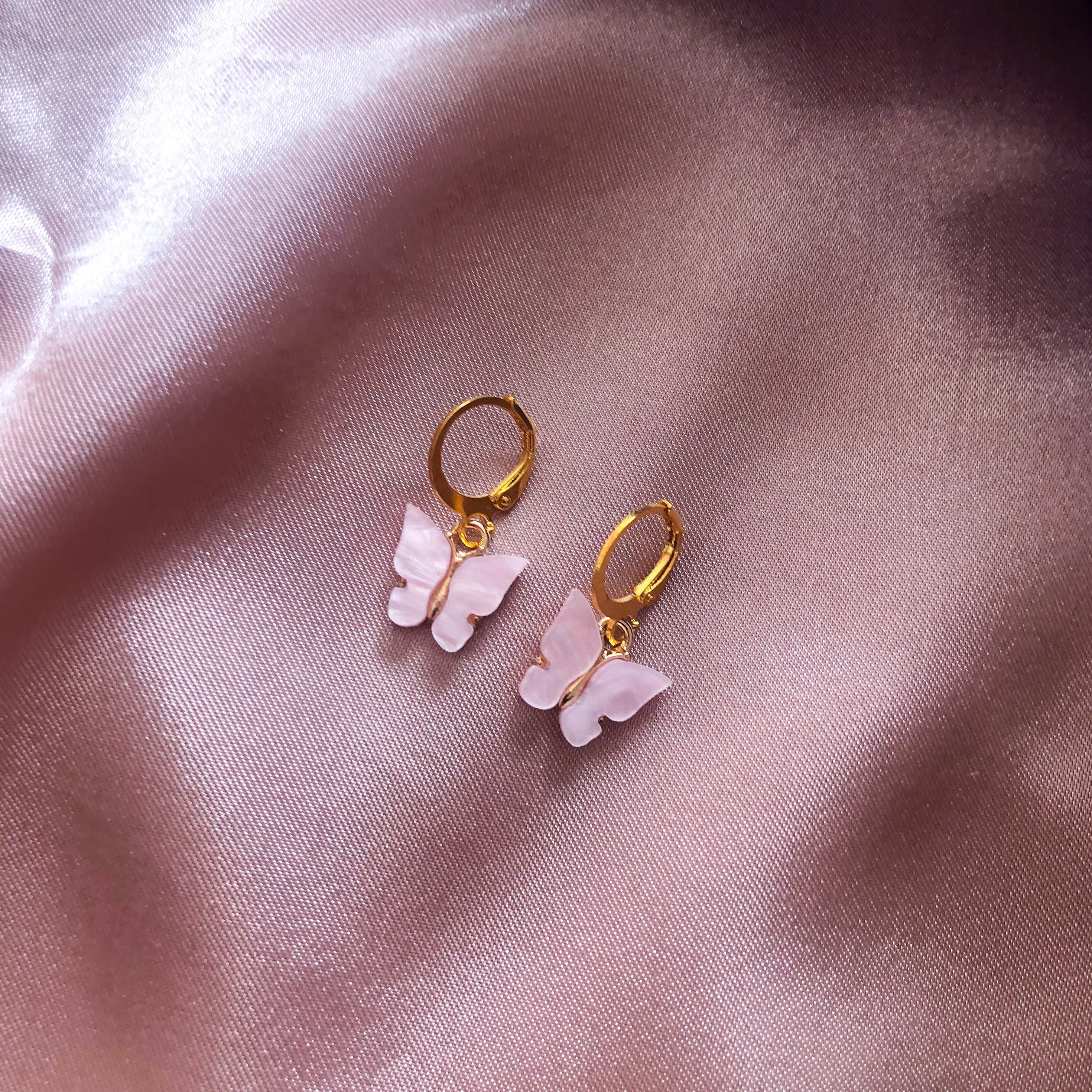 roze vlinder oorbellen in het goud