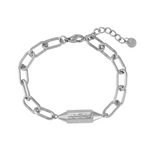 Zilvere chain armband met grove schakels en een hexagon bedel met daarin gegraveerd la vie en rose.