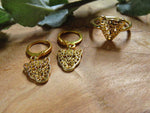 goude sieraden set van oorbellen met panterkop en ring van panterkop met veel details