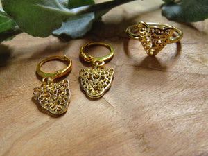goude sieraden set van oorbellen met panterkop en ring van panterkop met veel details